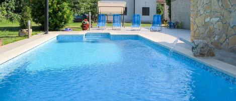 Swimming Pool, Property, Leisure, Real Estate, Town, House, Water, Vacation, Building, Villa