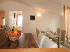 Table, Meubles, Chaise, Bâtiment, Bois, Design Intérieur, Fenêtre, Sol, Salon, Sol