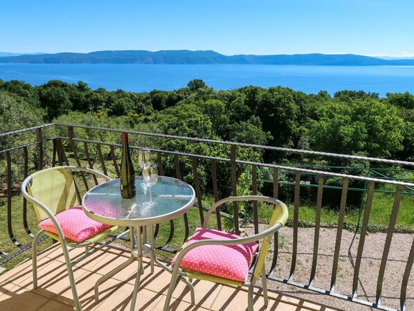 Water, Sky, Plant, Property, Chair, Nature, Outdoor Furniture, Tree, Grass, Leisure