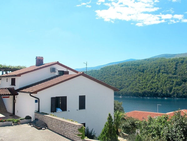 Himmel, Pflanze, Wasser, Gebäude, Wolke, Fenster, Haus, Grundstueck, Baum, Berg