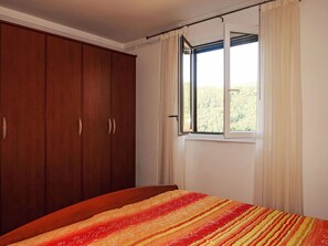 Bett, Schlafzimmer, Bedding, Bettdecke, Interior Design, Möbel, Holz, Zimmer, Fussboden, Flooring