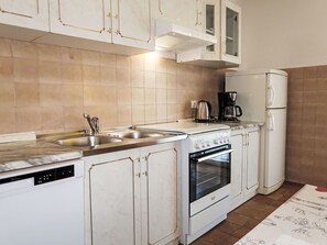 Küchengerät, Küche, Major Appliance, Countertop, Cabinetry, Flooring, Herd, Möbel, Interior Design, Herd