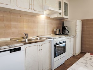 Küchengerät, Küche, Major Appliance, Countertop, Cabinetry, Flooring, Herd, Möbel, Interior Design, Herd