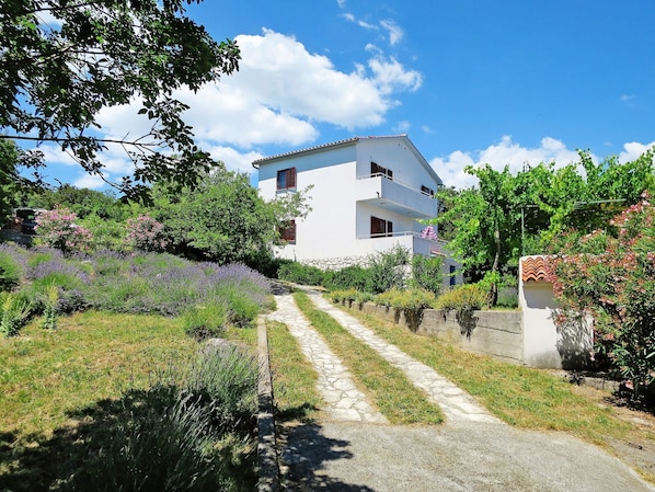 Property, House, Residential Area, Real Estate, Home, Building, Sky, Architecture, Land Lot, Cottage