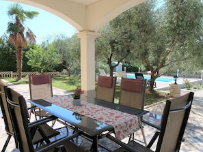 Pflanze, Möbel, Tabelle, Schatten, Stuhl, Baum, Gartenmöbel, Tisch Im Freien, Interior Design, Die Architektur