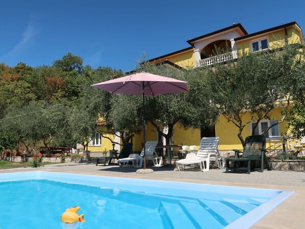 Wasser, Himmel, Gebäude, Pflanze, Eigentum, Möbel, Schwimmbad, Azurblau, Schatten, Regenschirm