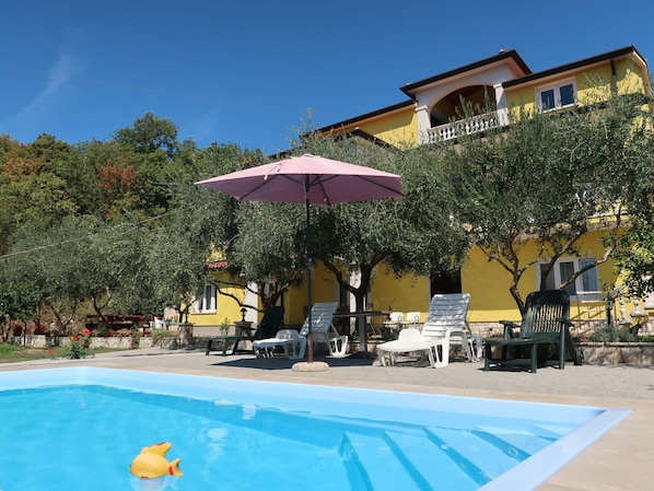 Wasser, Himmel, Gebäude, Pflanze, Eigentum, Möbel, Schwimmbad, Azurblau, Schatten, Regenschirm