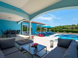 Pflanze, Möbel, Himmel, Tabelle, Blau, Azurblau, Schatten, Couch, Schwimmbad, Gartenmöbel
