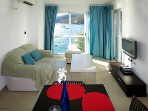 Zimmer, Eigentum, Wohnzimmer, Interior Design, Möbel, Türkis, Gebäude, Tabelle, Haus, Suite