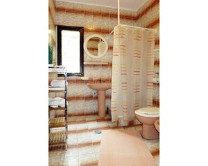 Armatur, Textil, Toilette, Holz, Die Architektur, Interior Design, Fenster, Flooring, Badezimmer, Gebäude