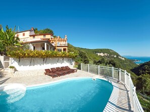 Water, Sky, Property, Building, Blue, Seaside Resort, Swimming Pool, Window, Azure, Plant