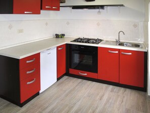 Cabinetry, Evier, Comptoir, Évier, Robinet, Produit, Cuisine, Cuisinière, Design Intérieur, Appareil De Cuisine