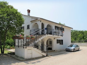 Ciel, Bâtiment, Plante, Fenêtre, Roue, Véhicule, Voiture, Arbre, Maison