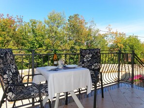 Propriété, Immobilier, Table, Arbre, Maison, Arrière-Cour, Meubles, Patio, Domicile, Pièce