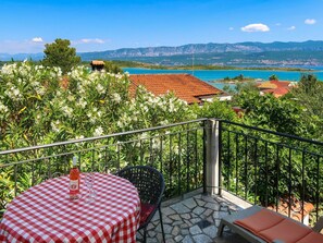 Ciel, Nuage, Jour, Propriété, Meubles, L'Eau, Bleu, Table, Bâtiment, La Nature