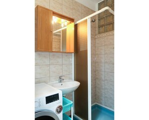 Buanderie, Luminaire Plomberie, Propriété, Robinet, Évier, Sécheuse, Salle De Bains, Bâtiment, Bois
