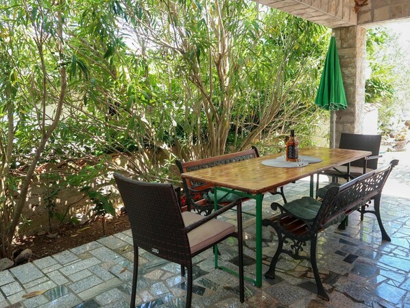 Meubles, Table, Plante, Chaise, Vert, Bois, Bâtiment, Mobilier De Jardin, Ombre, Tableau De Plein Air