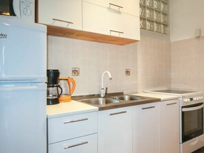Cabinetry, Evier, Évier, Comptoir, Propriété, Robinet, Bâtiment, Cuisinière, Cuisine, Appareil De Cuisine