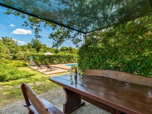 Pflanze, Pflanzengemeinschaft, Außenbank, Schatten, Natürliche Landschaft, Gartenmöbel, Wolke, Baum, Holz, Himmel