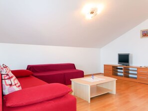 Pièce, Meubles, Sol, Propriété, Salon, Design Intérieur, Rouge, Mur, Table, Bâtiment