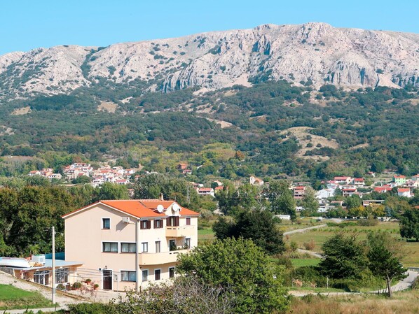 Sky, Property, Mountain, Ecoregion, Plant, Azure, Natural Landscape, Window, Natural Environment, Highland