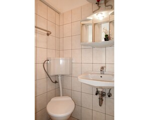 Bathroom, Property, Room, Plumbing Fixture, Tile, Toilet, Tap, Architecture, Interior Design, Toilet Seat