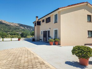 Zone Résidentielle, Maison, Domicile, Porte, Chalet, Ombre, Biens, Allée, Béton, Balcon