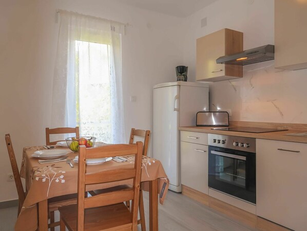 Cabinetry, Meubles, Propriété, Comptoir, Cuisinière, Bois, Cooktop, Design Intérieur, Fenêtre, Table
