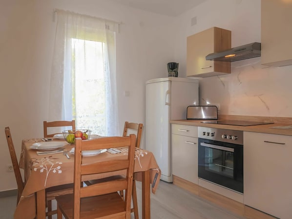 Cabinetry, Meubles, Propriété, Comptoir, Cuisinière, Bois, Cooktop, Design Intérieur, Fenêtre, Table
