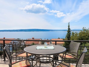 Nuage, Ciel, L'Eau, Table, Meubles, Propriété, Bleu Azur, Tableau De Plein Air, Mobilier De Jardin, Bois