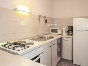 Propriété, Pièce, Cuisine, Meubles, Évier, Comptoir, Cabinetry, Design Intérieur, Bâtiment, Maison