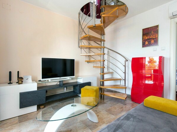 Propriété, Meubles, Confort, Bâtiment, Bois, Échelle, Design Intérieur, Orange, Éclairage, Sol