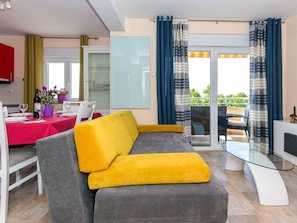 Salon, Meubles, Pièce, Propriété, Design Intérieur, Jaune, Bâtiment, Sol, Orange, Domicile