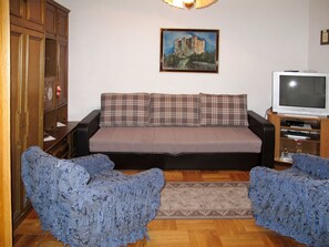 Bilderrahmen, Couch, Möbel, Eigentum, Komfort, Interior Design, Beleuchtung, Holz, Wohnzimmer, Studio Couch