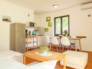 Zimmer, Möbel, Eigentum, Wohnzimmer, Interior Design, Gebäude, Tabelle, Haus, Gelb, Fussboden