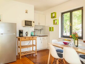 Zimmer, Möbel, Eigentum, Interior Design, Gebäude, Fussboden, Gelb, Haus, Tabelle, Küche