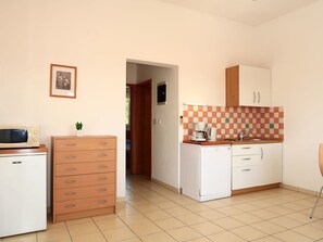 Zimmer, Eigentum, Möbel, Gebäude, Fussboden, Haus, Interior Design, Fliese, Küche, Wand