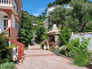 Plant, Building, Sky, Window, Tree, Road Surface, Neighbourhood, Residential Area, Wall, Urban Design