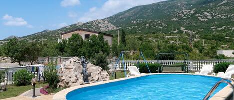 L'Eau, Nuage, Ciel, Ressources En Eau, Propriété, Bleu, Bâtiment, Piscine, Bleu Azur, Montagne