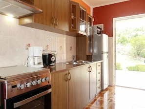 Cabinetry, Countertop, Gebäude, Küche, Holz, Küchengerät, Herd, Interior Design, Pflanze, Flooring