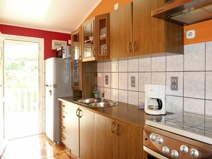 Cabinetry, Countertop, Möbel, Eigentum, Spüle, Gebäude, Küchengerät, Küche, Holz, Interior Design