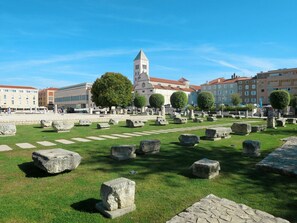 \"Stadt, Himmel, Die Architektur, Gebäude, Gras, Historische Seite, Stadt, Kirche, Baum, Grabstein