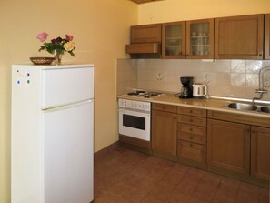 Cabinetry, Building, Kitchen Sink, Property, Flower, Countertop, Kitchen Appliance, Kitchen Stove, Sink, Kitchen