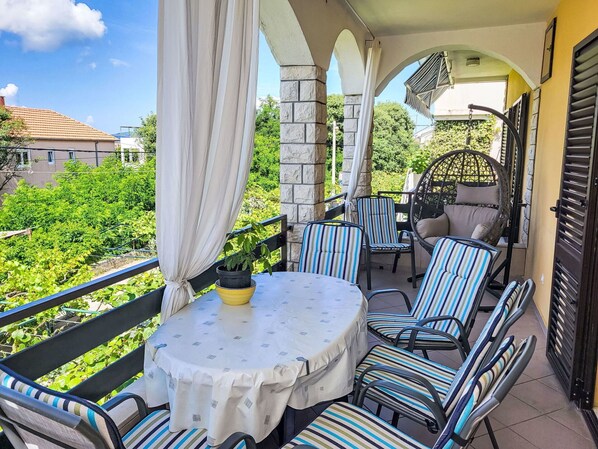 Table, Propriété, Meubles, Plante, Bâtiment, Ciel, Nuage, Chaise, Ombre, Design Intérieur