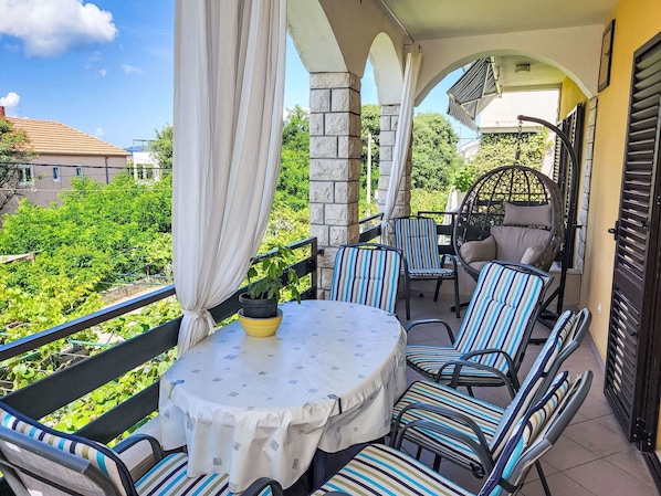 Table, Propriété, Meubles, Plante, Bâtiment, Ciel, Nuage, Chaise, Ombre, Design Intérieur