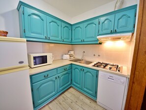 Cabinetry, Countertop, Eigentum, Möbel, Blau, Küchengerät, Azurblau, Küche, Schublade, Herd