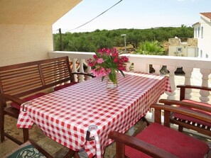 Tablecloth, Property, Furniture, Room, Table, Textile, Linens, Real Estate, Building, Interior Design