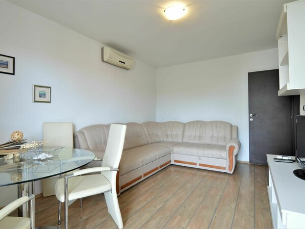 Table, Property, Furniture, Couch, Wood, Picture Frame, Lighting, Interior Design, Flooring