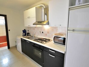 Cabinetry, Countertop, Building, Furniture, Kitchen Stove, Tap, Kitchen Appliance, Stove, Kitchen, Cooktop