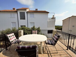 Ciel, Fenêtre, Bâtiment, Plante, Arbre, Lot Terre, Herbe, Façade, Paysage, Toit